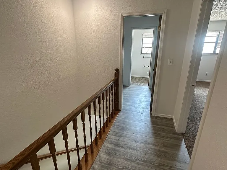 1300 N Rockwell Ave — Photo 8