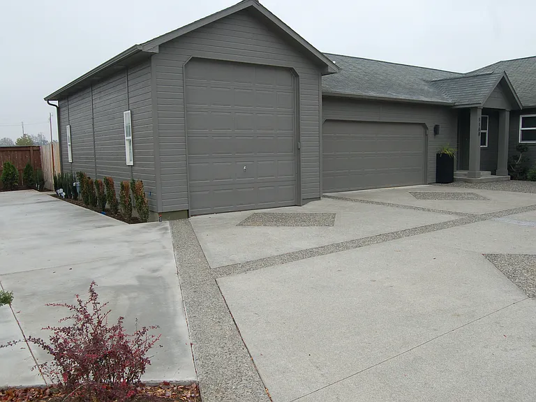 1168 SE Sentry Dr — Photo 2