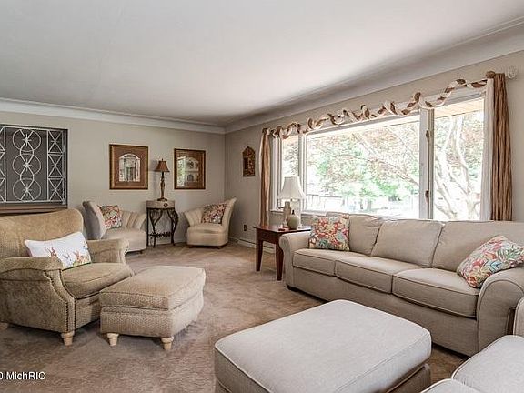 3rd image of 1754 Greenbriar Dr