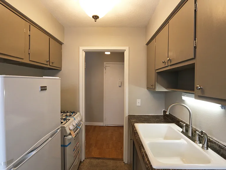 214 Place Apartments — Photo 21