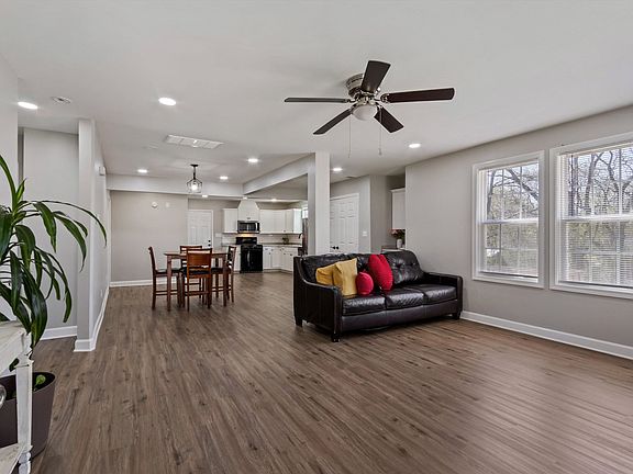 4th image of 1217 Carlton Rd