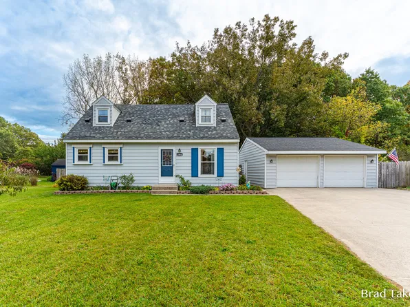 1864 Woodrun Dr SE, Lowell, MI 49331