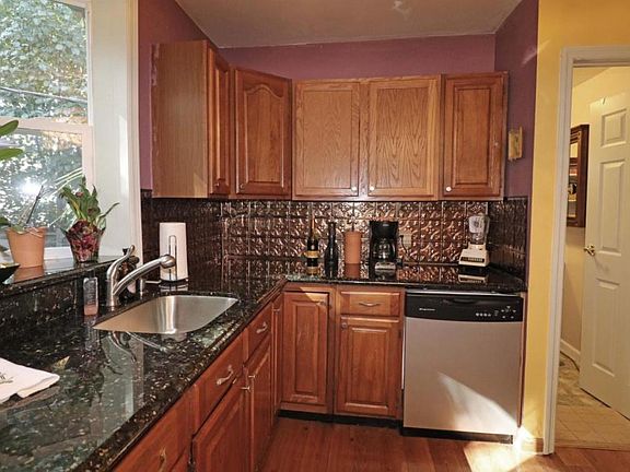 5th image of 219 W Kanawha Ave