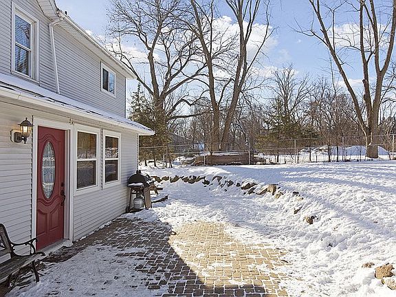 5th image of 117 Zachary Ln N