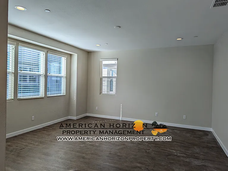 4849 Holden Dr — Photo 10