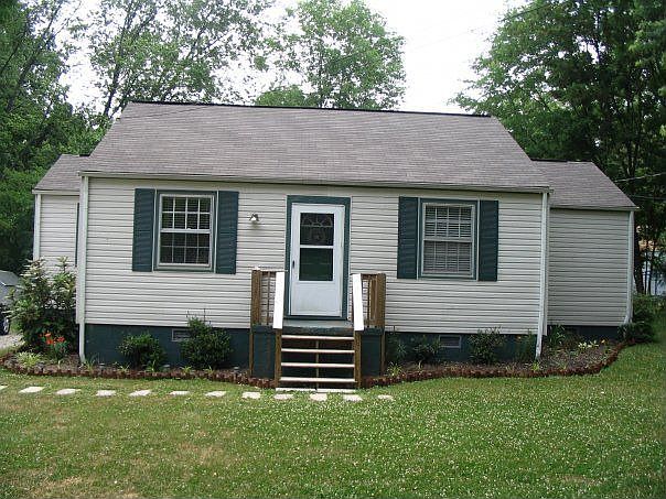 1002 Highland! Cozy cottage! 