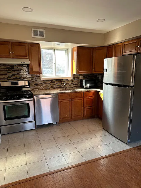 3 bed, 2.5 bath, 1140 sqft, $2,000 — Photo 1