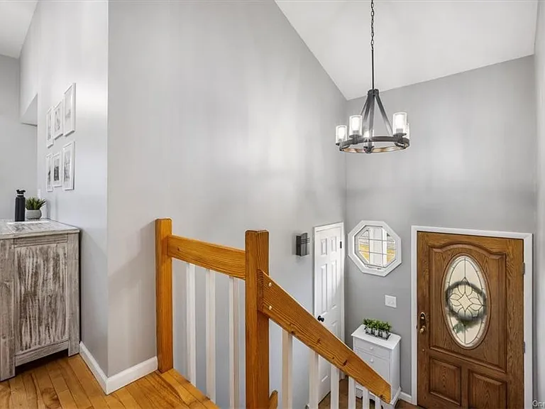 9 Pilgrim Ln — Photo 3