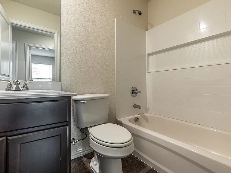1914 Herring Ave — Photo 17