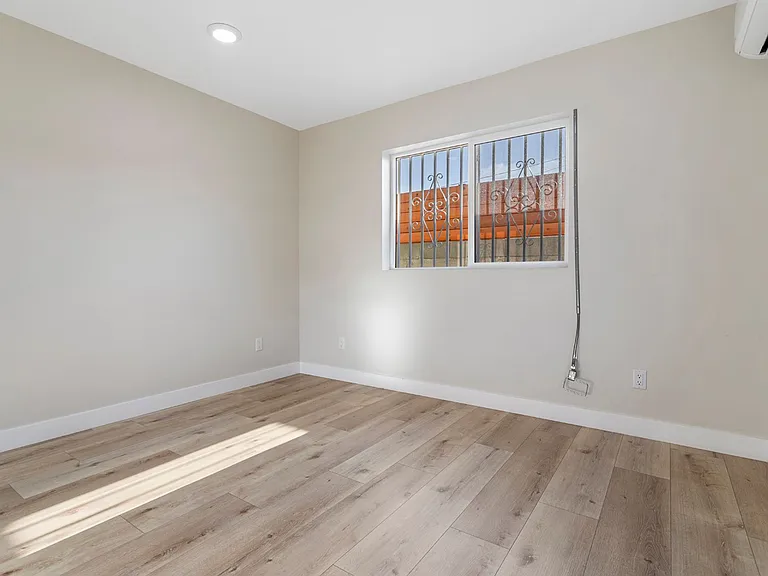 1137 W 29th St — Photo 5