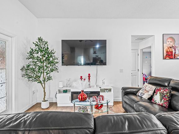 3rd image of 1035 34th Avenue SW
