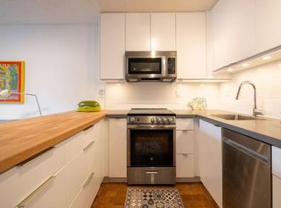 2920 Ash St #301, Vancouver, BC V5Z4A6