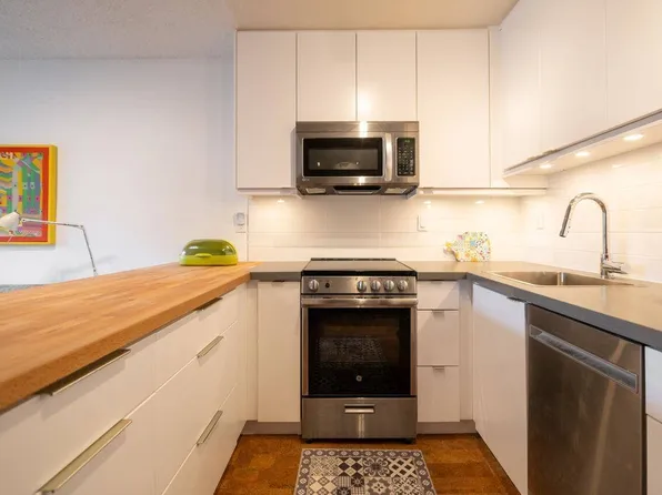 2920 Ash St #301, Vancouver, BC V5Z 4A6