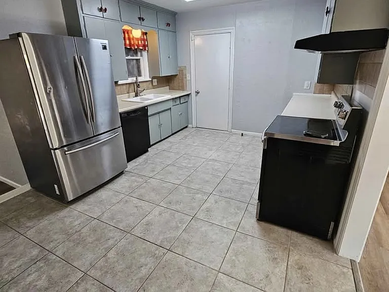 1729 NW Cherry Ave — Photo 3
