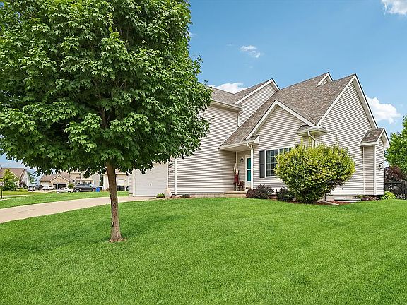 3rd image of 1520 Maple Dr