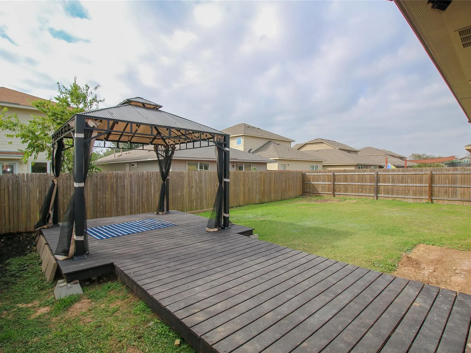 4 bed, 2.0 bath, 1858 sqft, $2,150 — Photo 2
