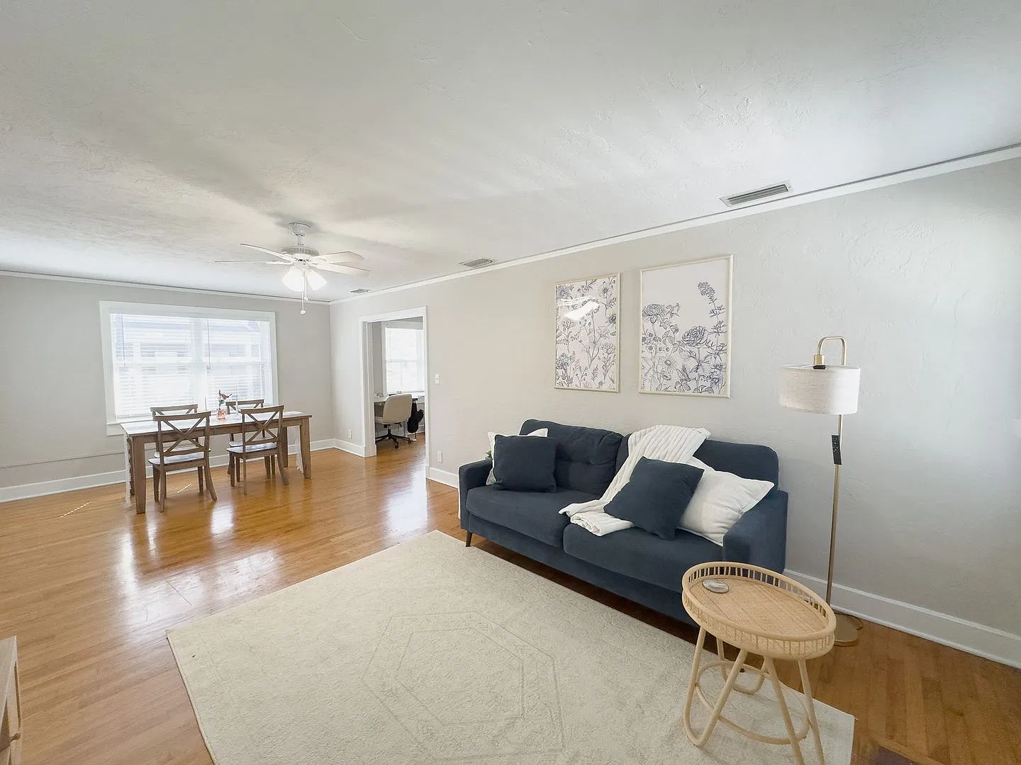 Beautifully upgraded 2br apartment 1 block from sorority row - 1006 SW 8th Ave — Photo 3