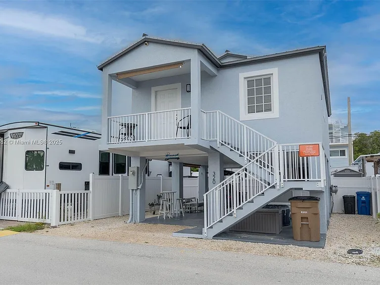 325 Calusa St — Photo 3