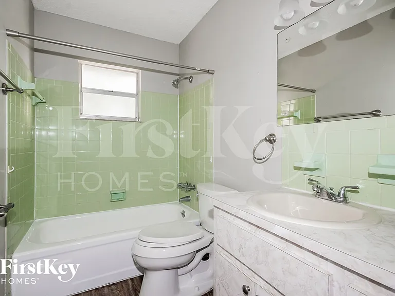 130 Davison Ave N — Photo 11