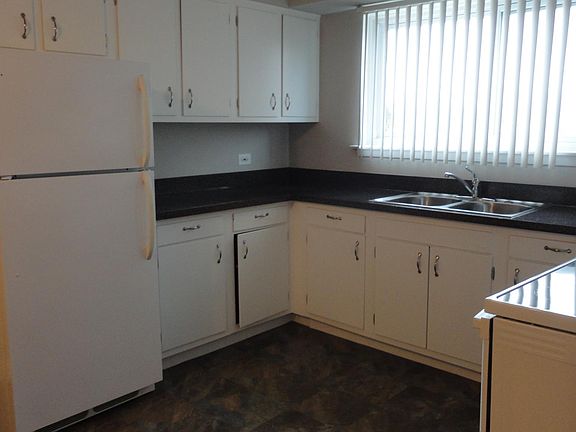 Kitchen with eating area