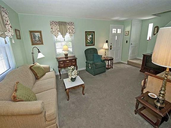 2nd image of 1328 White Oak Dr