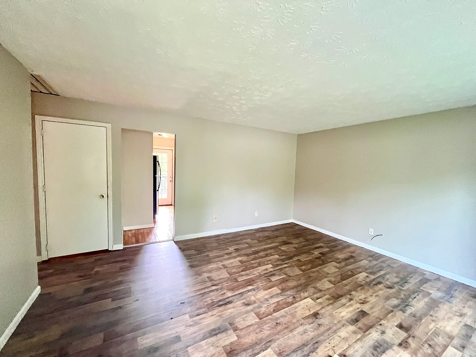 5 bed, 2322 sqft, $1,998 — Photo 3