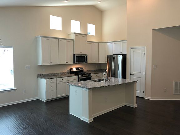 3rd image of 506 Caroline Cir
