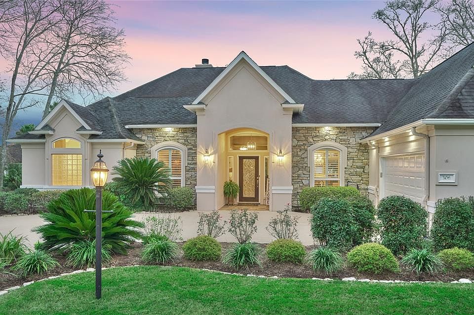 Welcome home to 306 Palais Verde!