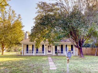 2012 Deer St, Ocean Springs, MS 39564