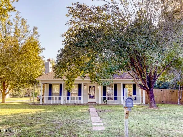 2012 Deer St, Ocean Springs, MS 39564
