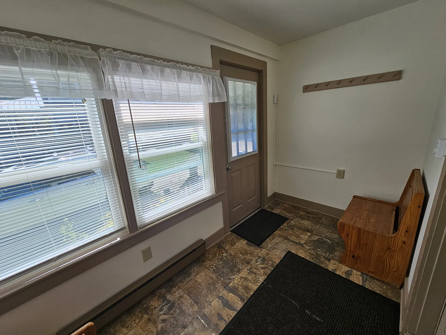 4 bed, 1044 sqft, $3,200 — Photo 3