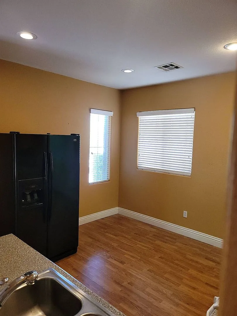 Amazing Home 3 Bedroom Available! — Photo 2