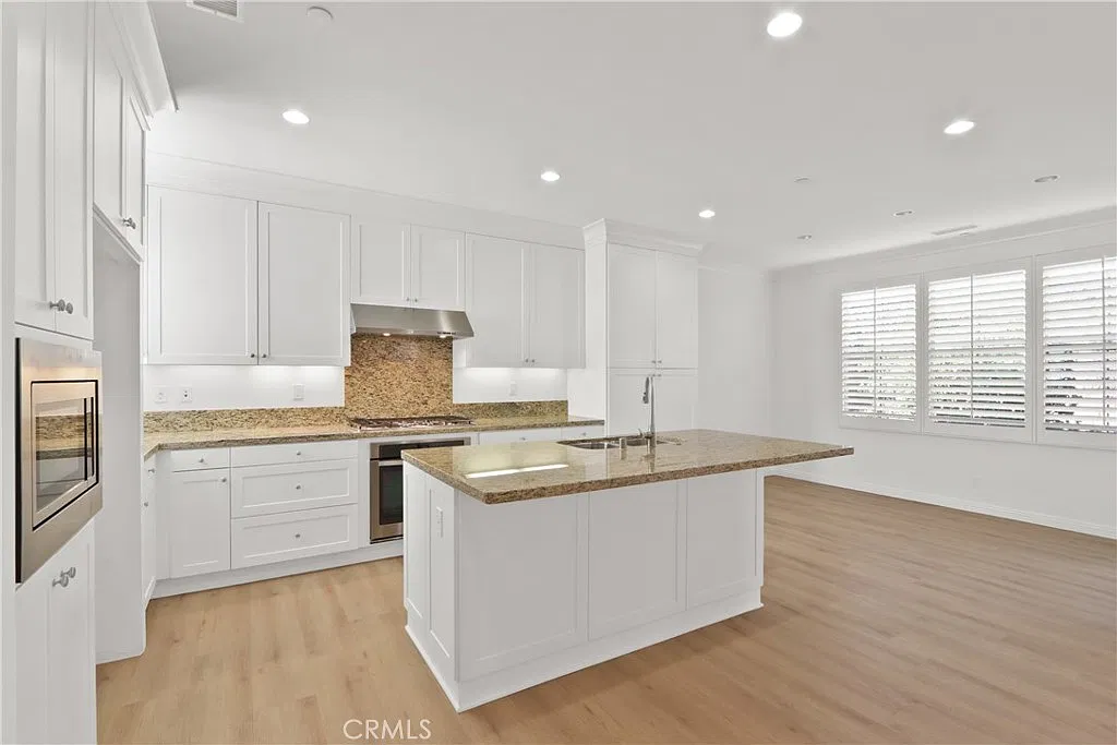 4 bed, 2037 sqft, $5,700 — Photo 3