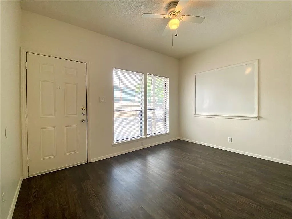 1 bed, 1.0 bath, 397 sqft, $899 — Photo 3