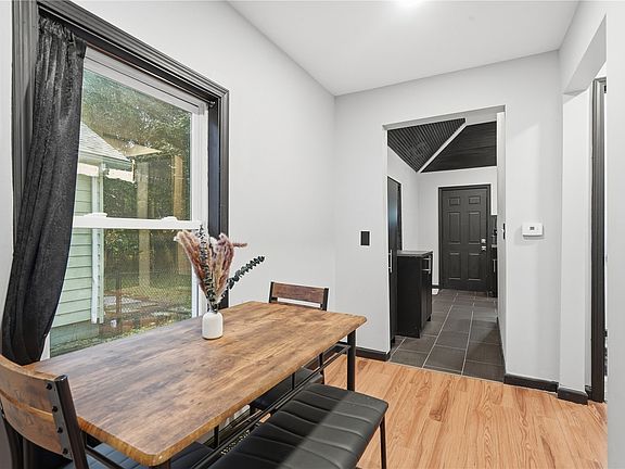 5th image of 1122 32nd St NE