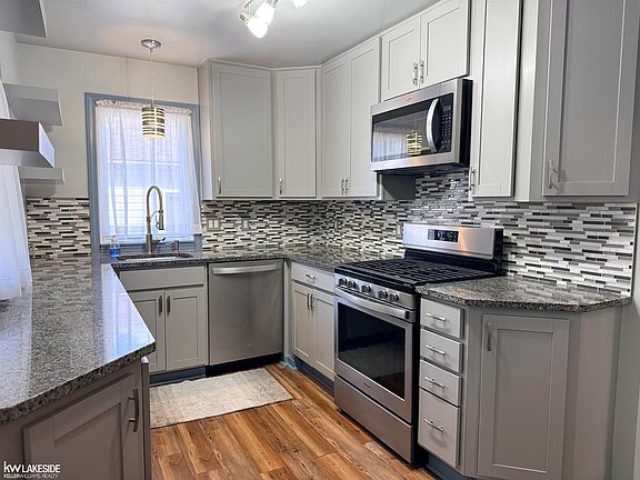 4th image of 18674 Carlysle St