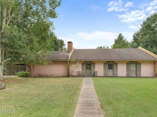 8133 Meadow Ln, Abbeville, LA 70510