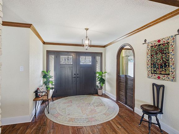 3rd image of 1518 S Chateau Cir