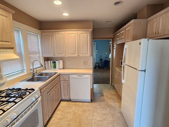 4th image of 331 Sherman Ave