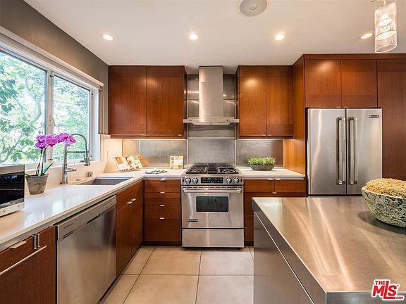 3rd image of 267 S Barrington Ave #E6