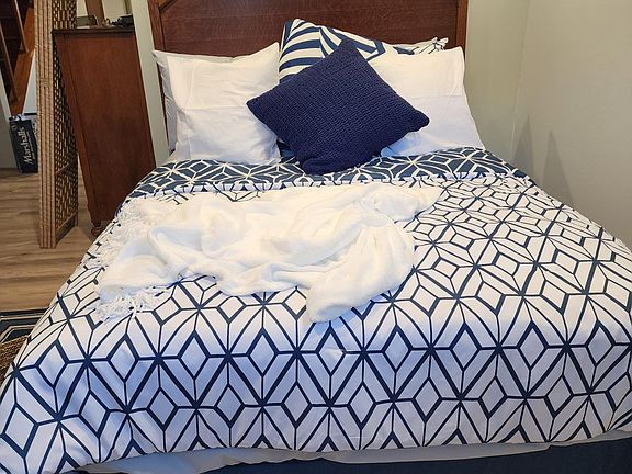 Full size bed