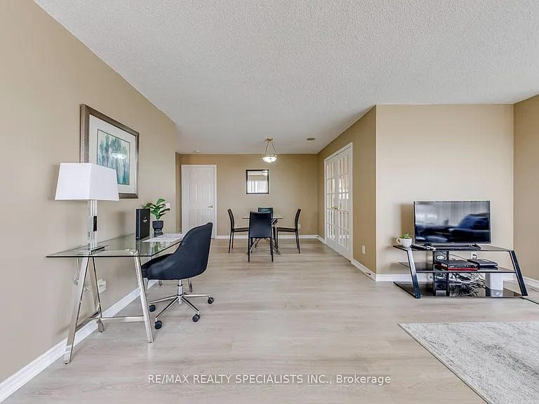25 Kingsbridge Garden Cir W #924 — Photo 23