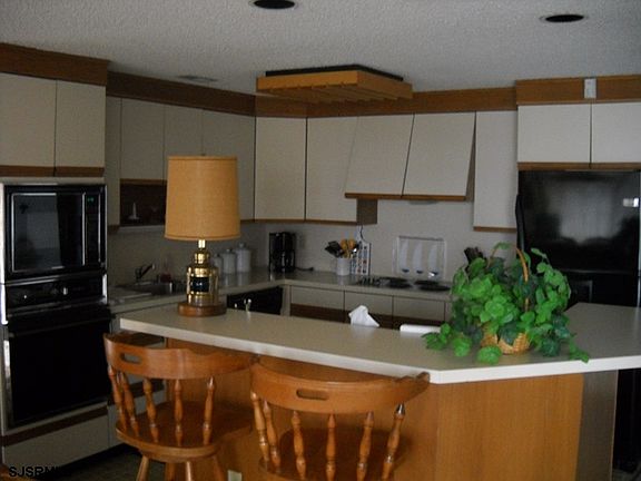 4th image of 634 Pleasure Ave #12