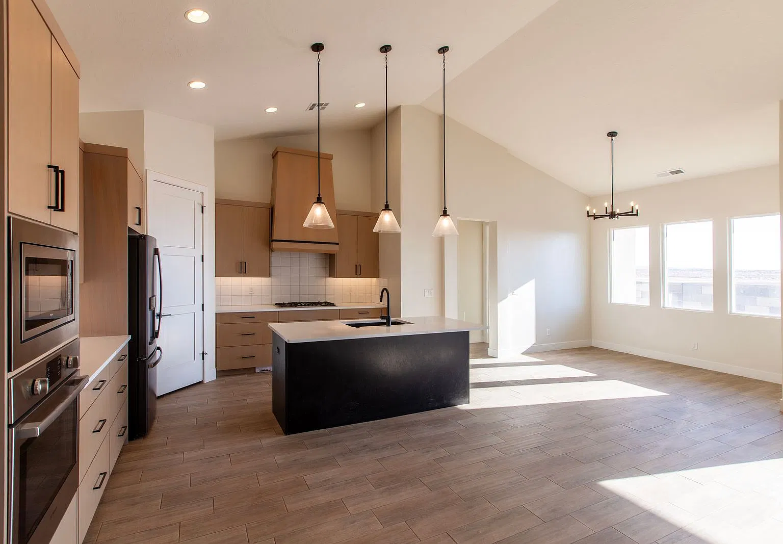 5 bed, 3.5 bath, 2570 sqft, $3,150 — Photo 3