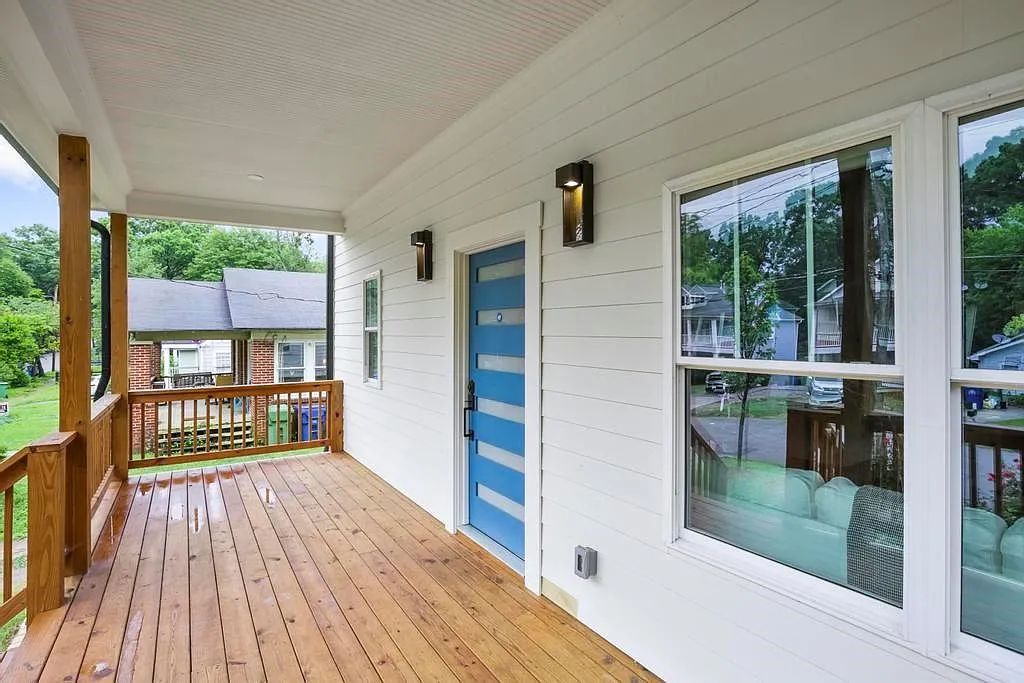 4 bed, 2.5 bath, 2300 sqft, $2,595 — Photo 2
