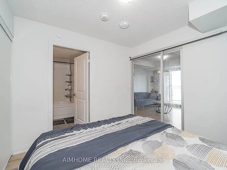 20 Meadowglen Pl #226 — Photo 14