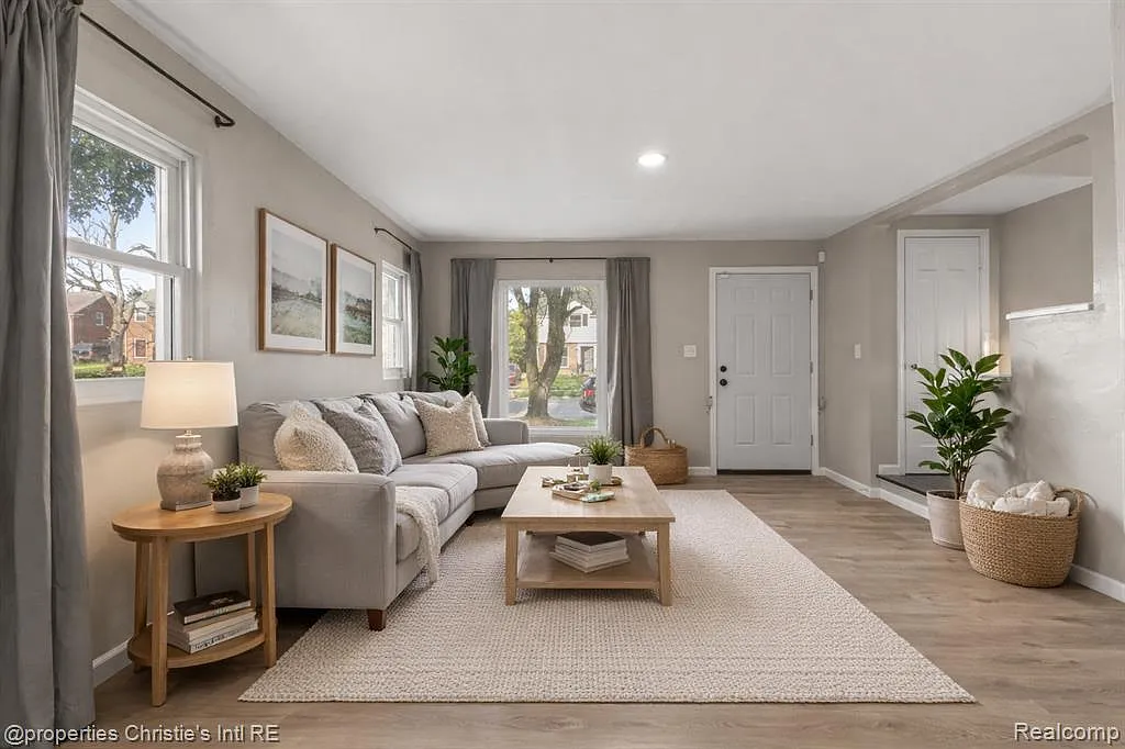 2 bed, 1.0 bath, 1100 sqft, $1,250 — Photo 2
