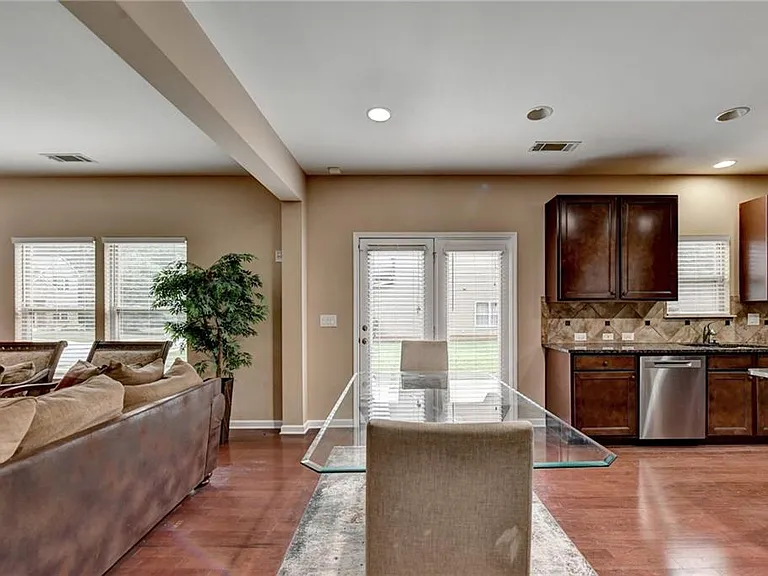 4228 Woods Creek Ln — Photo 26