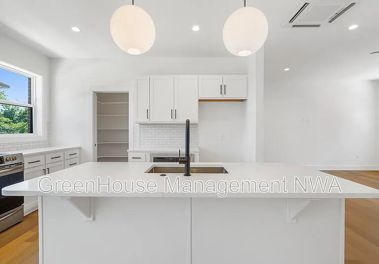 627 SW C St — Photo 6