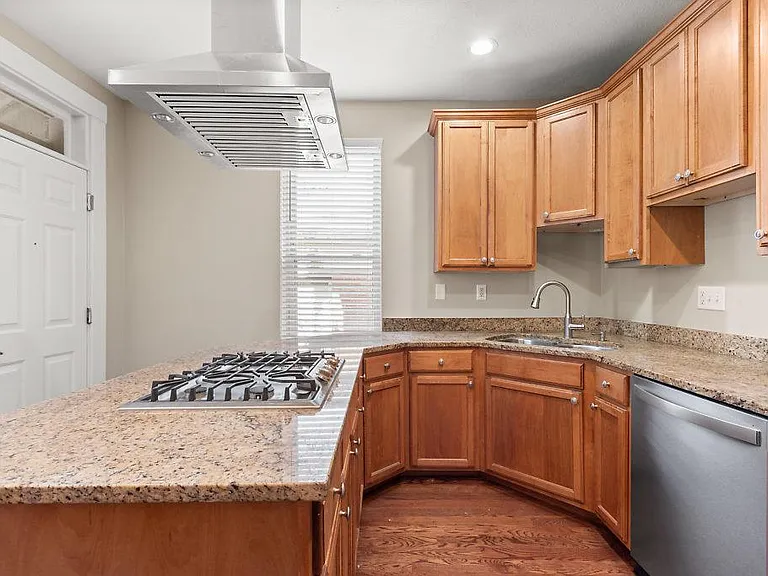 1131 Franklin Ave — Photo 30